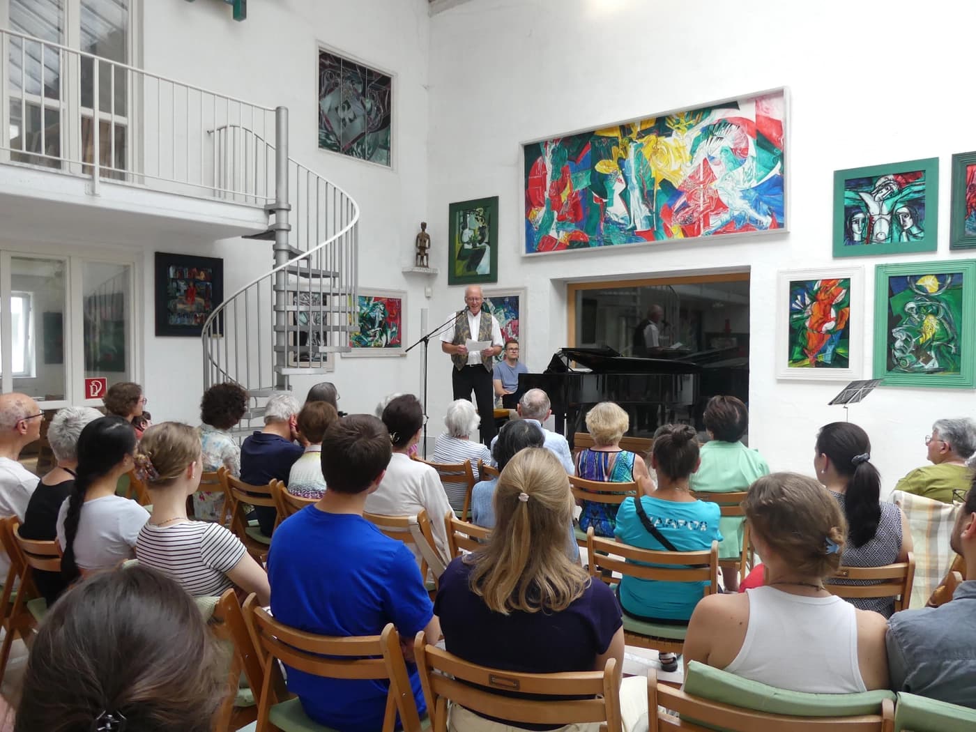 Pianist Manfred Kratzer führt ins Meisterkonzert ein.