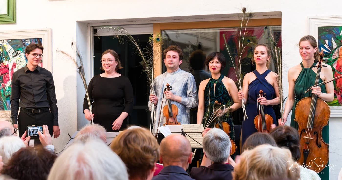 Schlussapplaus mit Pfauenfedern