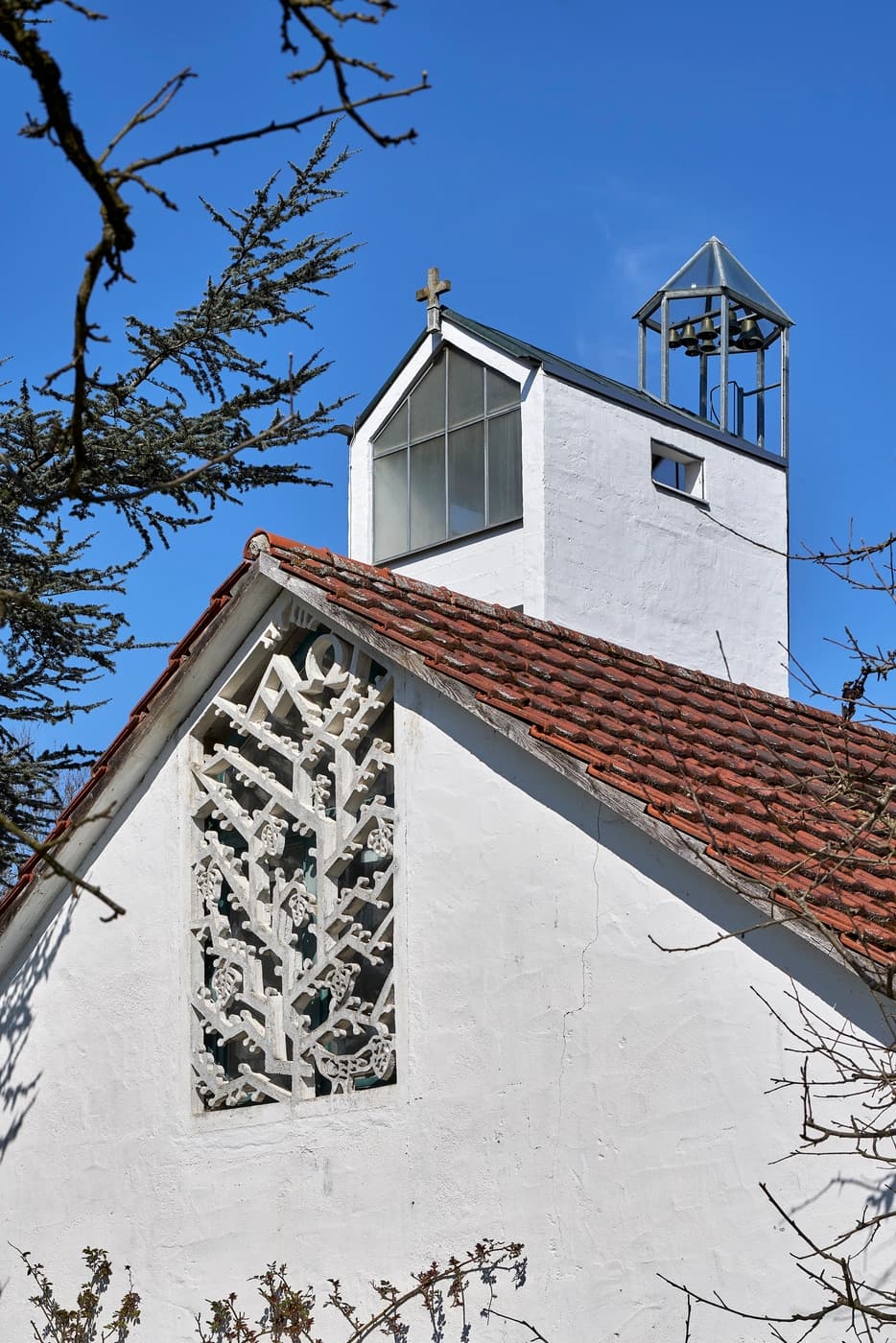 Glockenturm und Betonrelief “Weinstock” im Eingang zur Architektur von Erich Schickling. Foto Siegfried Wameser München
