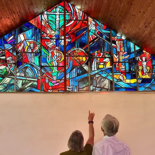 Glas und Licht - Sonderführung zur Technik von Glasmalerei und Hinterglas mit Dr. Gertrud Roth-Bojadhziev
am Sonntag 28.Sept. um 15 Uhr
Hauskapelle Eggisried. Herzliche Einladung!

#erichschickling #schicklingstiftung #erichschicklingstiftung #ottobeuren #günztal #kunststiftung #architektur #mythologie #natur #allgaeutourist #religion #kunst #malerei #mystik #theologie #veranstaltungen #hinterglasmalerei #glasmalerei #glasfenster #kapellen